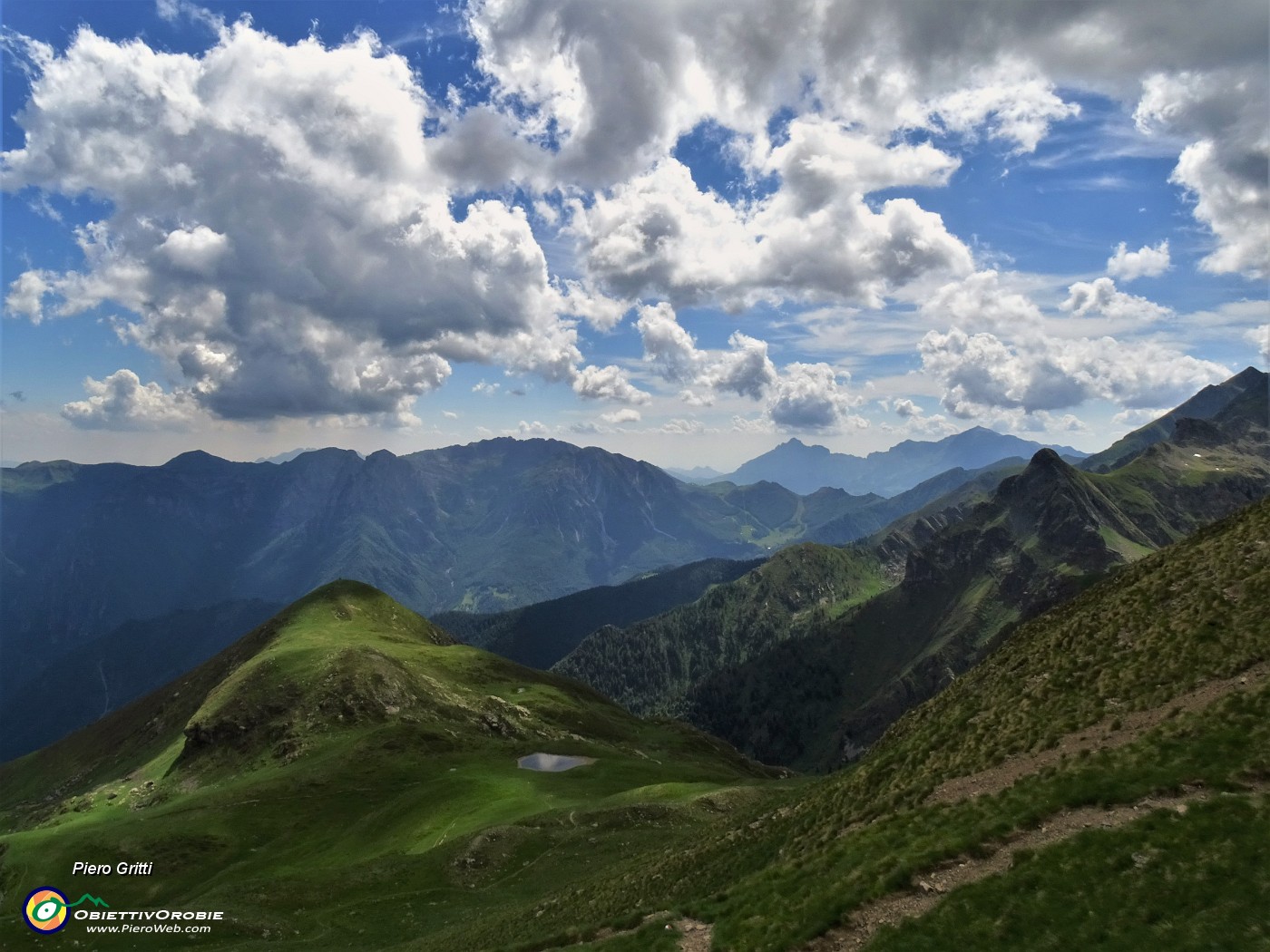 58 In discesa da Bocchetta Triomen (2205 m) al Monte Avaro (2080 m).JPG